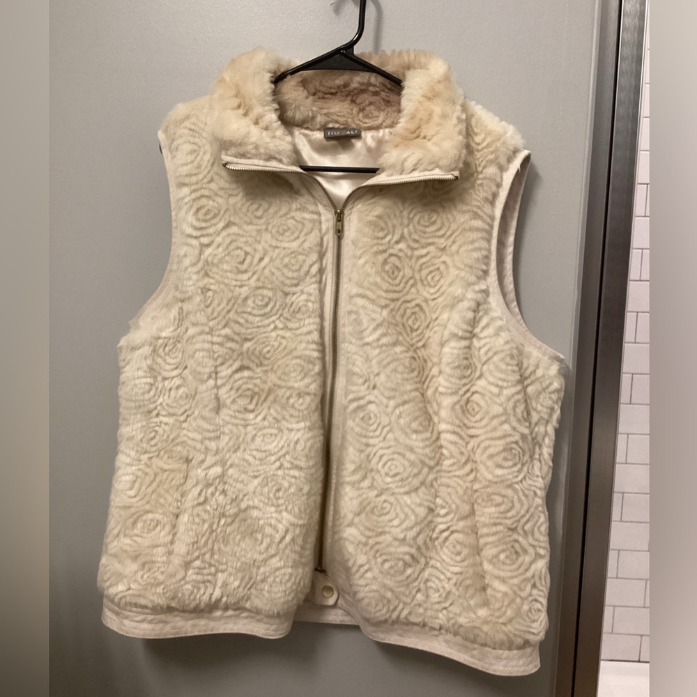 Roz & Ali offwhite zippered faux fur vest
